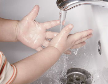Los expertos le enseñan cómo lavarse las manos correctamente