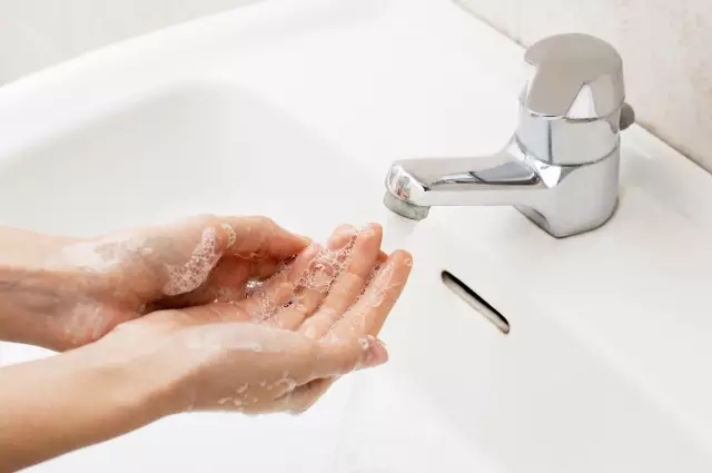 ¿Por qué te lavas las manos con líquido para lavar las manos?