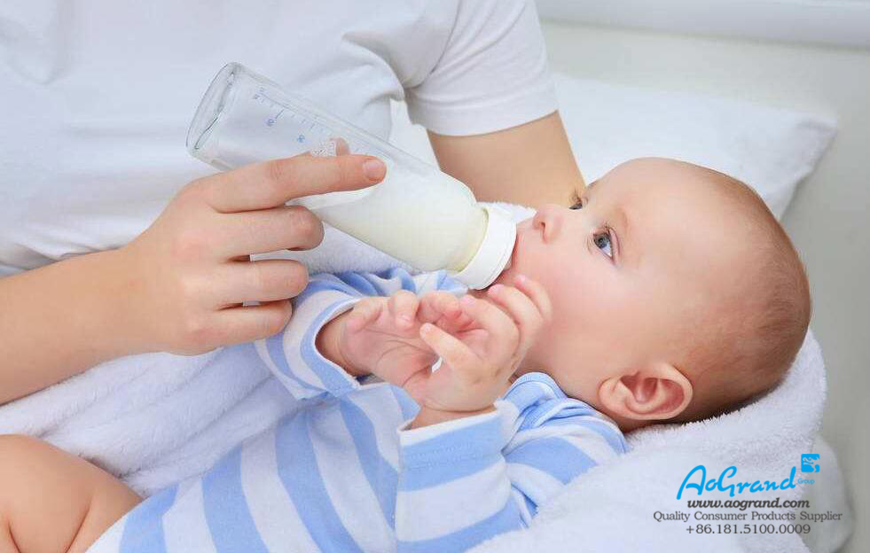 Deshágase de las manchas de leche en la ropa del bebé